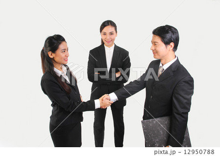 A group of asian business people having a good business agreement 12950788