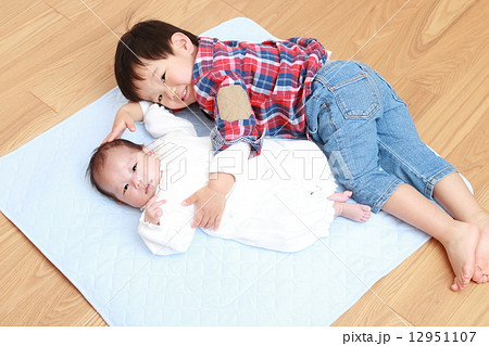 兄弟 子どもと赤ちゃん の写真素材