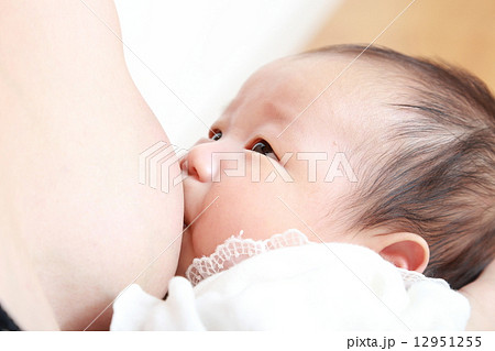 授乳 生後2ヶ月になったばかりの赤ちゃん の写真素材