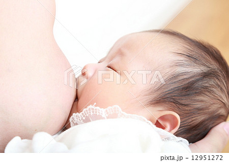 授乳（生後2ヶ月になったばかりの赤ちゃん） 12951272