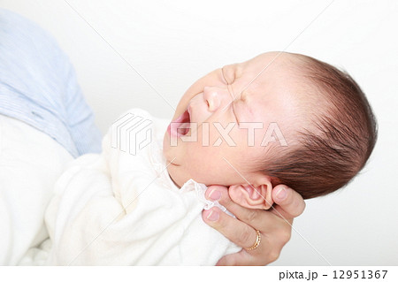 あくびをする生後2ヶ月になったばかりの赤ちゃんの写真素材
