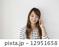 携帯電話をしている女性 12951658