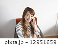 携帯電話をしている女性 12951659
