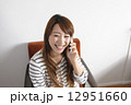 携帯電話をしている女性 12951660
