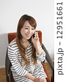 携帯電話をしている女性 12951661