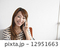 携帯電話をしている女性 12951663
