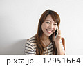 携帯電話をしている女性 12951664