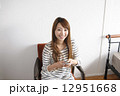 携帯電話をしている女性 12951668