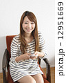 携帯電話をしている女性 12951669