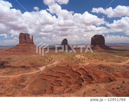 米国 モニュメントバレー 岩山ビュート 米国 モニュメントバレー 岩山ビュート 12951766