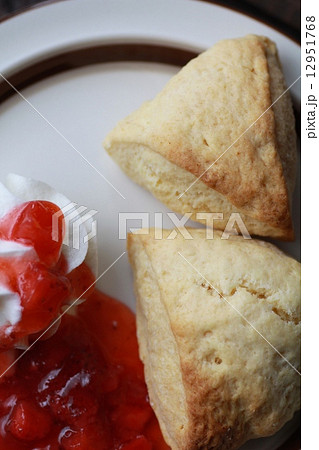 生クリームと自家製イチゴソースを添えた手作りのスコーン 12951768