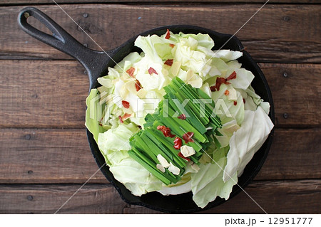 スキレットで作る火を通す前の一人用のもつ鍋 12951777