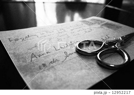 アンティークな手紙とはさみ 12952217