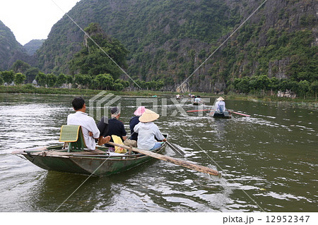 ベトナム　タムコックを行く 12952347