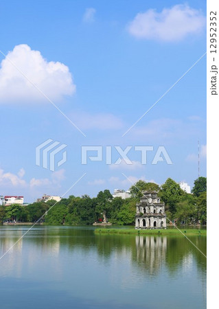 青空のハノイ ホアンキエム湖 青空のハノイ ホアンキエム湖 12952352