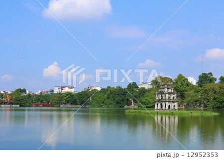 青空のハノイ　ホアンキエム湖 12952353