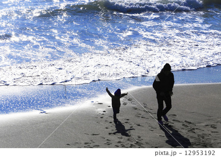 波と遊ぶ親子 波と遊ぶ親子 12953192