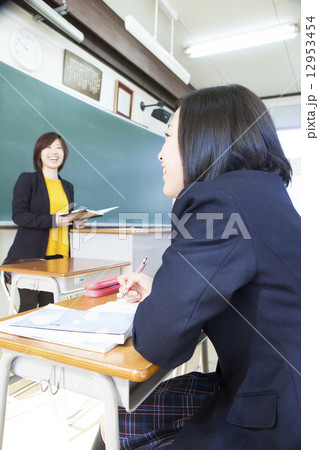 授業を受ける女子高生 授業を受ける女子高生 12953454