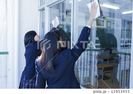 掃除をする高校生たち 掃除をする高校生たち 12953455