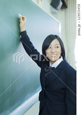 授業を受ける高校生 授業を受ける高校生 12953456