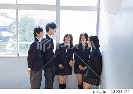 踊り場で談笑する高校生たち 踊り場で談笑する高校生たち 12953474