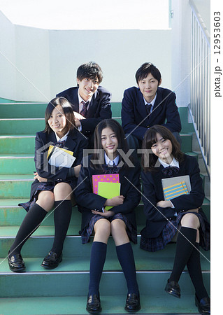 踊り場で座る高校生たち 12953603