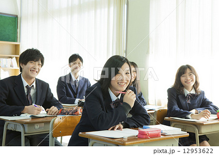 授業を受ける高校生たち 12953622