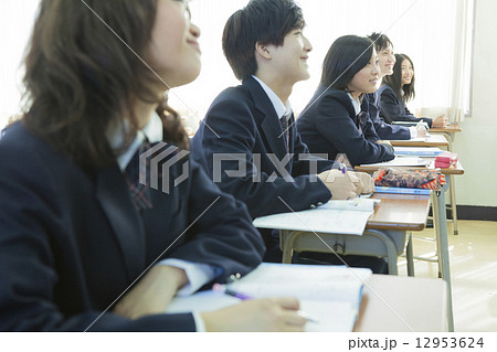 授業を受ける高校生たち 12953624