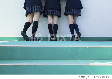 踊り場でおしゃべりする高校生たち 踊り場でおしゃべりする高校生たち 12953635