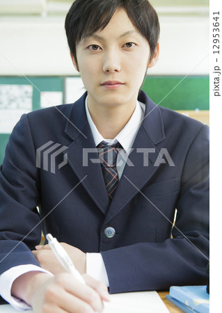 授業を受ける高校生 12953641