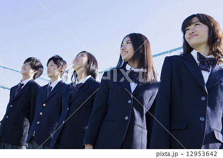 屋上に立つ高校生たち 12953642