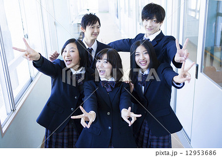 廊下に立つ高校生たち 12953686
