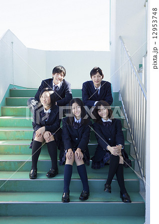 踊り場で座る高校生たち 12953748
