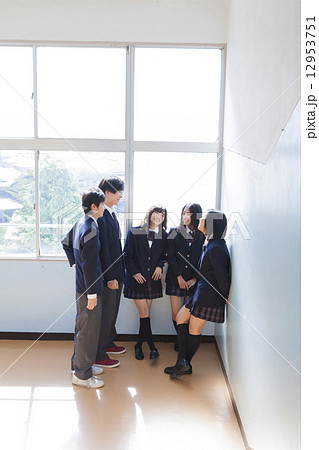 踊り場で談笑する高校生たち 12953751