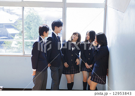 踊り場で談笑する高校生たち 12953843