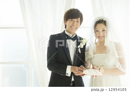 リングピローを持つ新郎新婦 リングピローを持つ新郎新婦 12954105