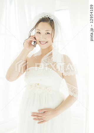 携帯電話で話す、妊娠している花嫁 携帯電話で話す、妊娠している花嫁 12954109