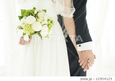 手をつなぐ新郎新婦 手をつなぐ新郎新婦 12954125