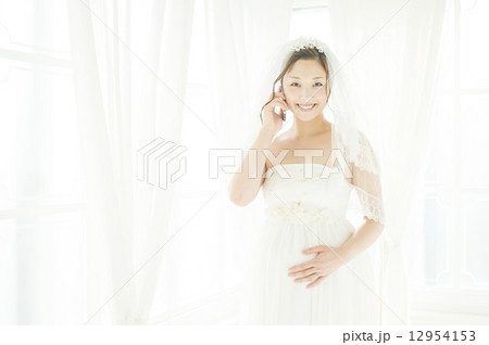 携帯電話で話す、妊娠している花嫁 携帯電話で話す、妊娠している花嫁 12954153