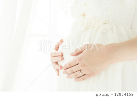 妊娠している花嫁のお腹 12954158