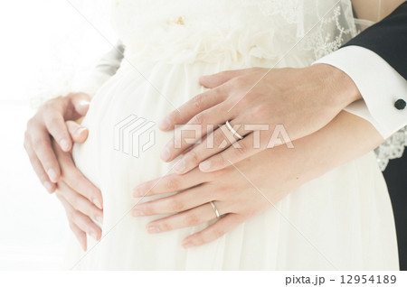 妊娠している花嫁のお腹 妊娠している花嫁のお腹 12954189
