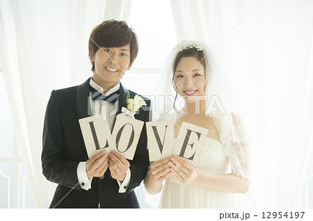 LOVEを持つ新郎新婦 LOVEを持つ新郎新婦 12954197