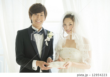 リングピローを持つ新郎新婦 リングピローを持つ新郎新婦 12954223