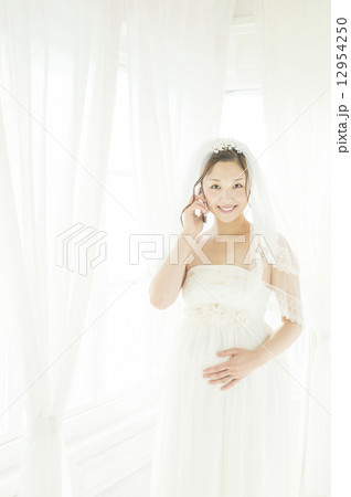 携帯電話で話す、妊娠している花嫁 携帯電話で話す、妊娠している花嫁 12954250