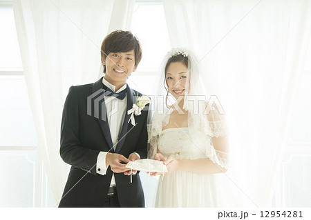 リングピローを持つ新郎新婦 リングピローを持つ新郎新婦 12954281