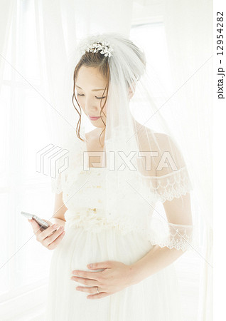 携帯電話と妊娠している花嫁 12954282