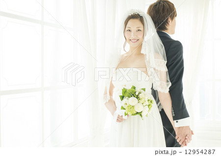 手をつなぐ新郎新婦 12954287