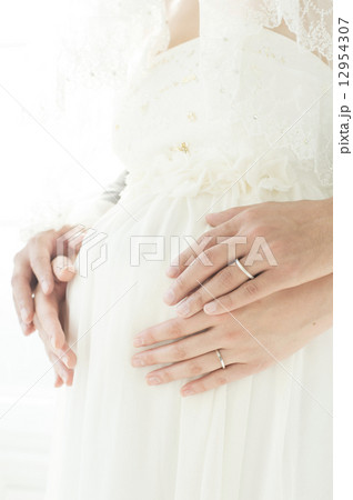 妊娠している花嫁のお腹 12954307