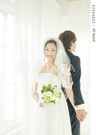 手をつなぐ新郎新婦 手をつなぐ新郎新婦 12954323