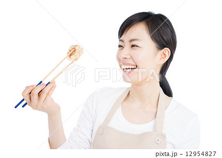 料理する女性 12954827